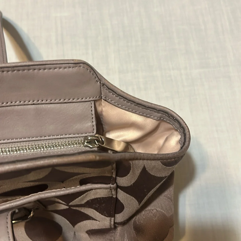 Vintage Coach Taylor OP Art Alexis Carryall. Inside zip. Zip Top Closure. - Picture 7 of 10